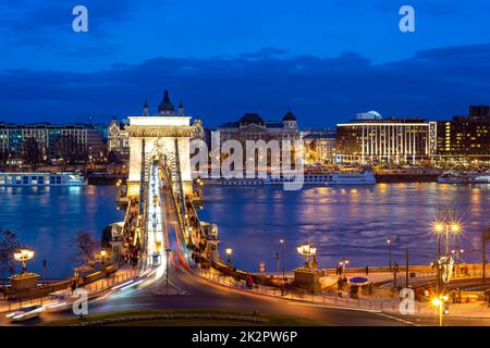 Pont des chaînes du XIXe siècle (Szechenyi Lanchid) et paysage urbain de Budapest la nuit. Budapest, Hongrie Banque D'Images