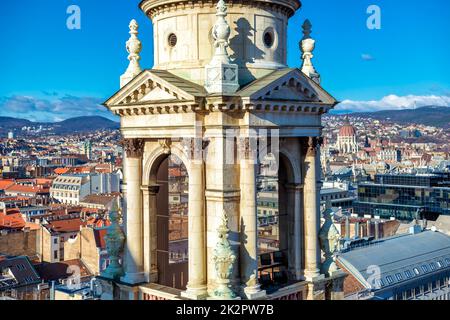 Vue sur le clocher et le paysage urbain de Budapest depuis la cathédrale. Budapest, Hongrie Banque D'Images