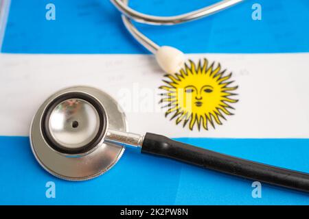 Stéthoscope noir sur fond de drapeau argentin, concept d'affaires et de finances. Banque D'Images