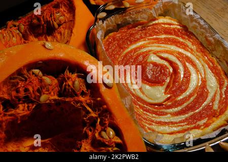 Gâteau au fromage à la tarte à la citrouille maison avec un morceau de citrouille. Dessert orange. image verticale. vue de dessus. Banque D'Images