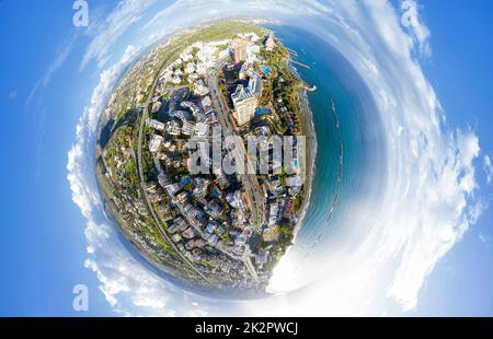 Vue aérienne du centre-ville de Limassol avec peu d'effet de la planète Banque D'Images