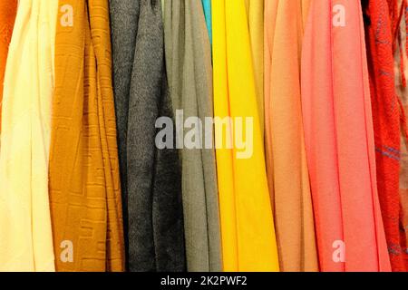 Un cliché isolé de châles colorés faits de tissus de soie de couleur textile Banque D'Images