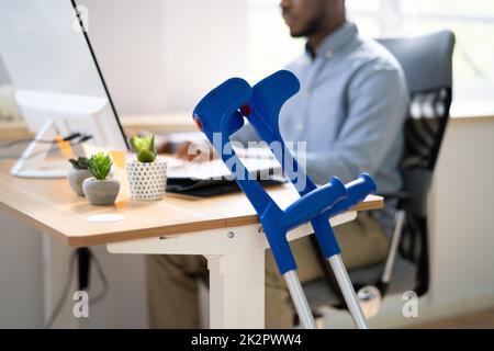 Jeune travailleur blessé au bureau après un accident Banque D'Images