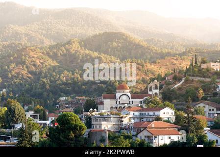 L'église et village de Kakopetria dans la vallée de Solea. District de Nicosie, Troodos, Chypre Banque D'Images