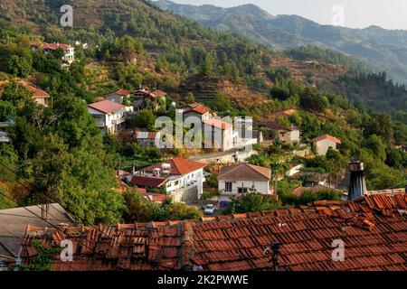 Vue sur Agros village et les montagnes de Troodos. Chypre, Limassol District Banque D'Images