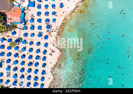 Vue aérienne sur la plage de sable de Nissi. Ayia Napa, Chypre Banque D'Images