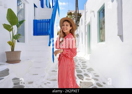 Portrait de fille en robe rayée marche à travers les rues étroites de Mykonos, Grèce, Europe Banque D'Images