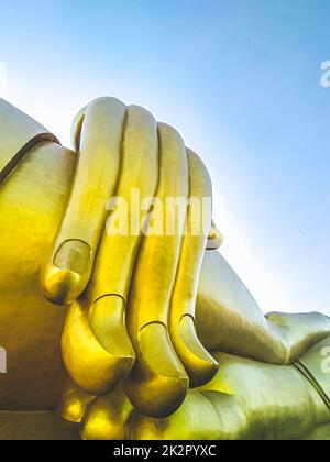 Gros plan Grande main de la statue de Bouddha doré à Le Wat Muang Angthong Thaïlande Banque D'Images