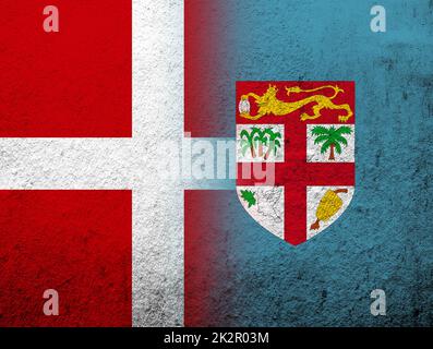 Le Royaume de Danemark drapeau national avec la République de Fidji drapeau national. Grunge l'arrière-plan Banque D'Images