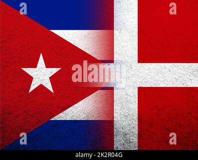 Le Royaume de Danemark drapeau national avec la République de Cuba drapeau national. Grunge l'arrière-plan Banque D'Images