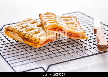 Pâte feuilletée tarte aux légumes avec tomates, oignons et aubergines Banque D'Images