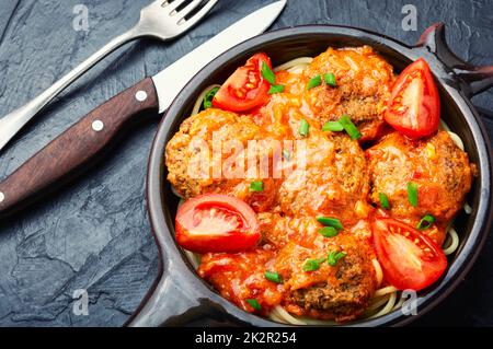 Boulettes de viande et pâtes végétaliennes délicieuses. Banque D'Images