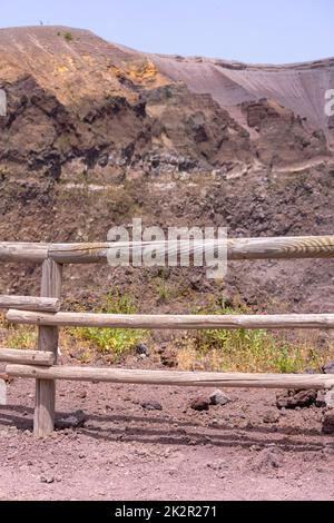 Sentier pittoresque en tuf volcanique fin et pointu jusqu'au sommet du Vésuve, Mont Vésuve, Italie Banque D'Images