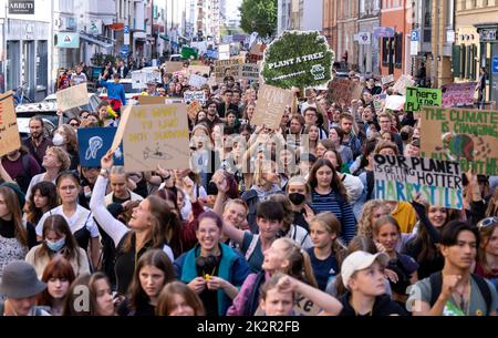 Munich, Allemagne. 23rd septembre 2022. De nombreuses personnes participent à une manifestation sur la grève mondiale du climat et tiennent plusieurs pancartes entre leurs mains. Ils suivent l'appel du mouvement 'vendredi pour l'avenir'. Entre autres choses, les participants exigent de s’éloigner des combustibles fossiles. Credit: Sven Hoppe/dpa/Alay Live News Banque D'Images