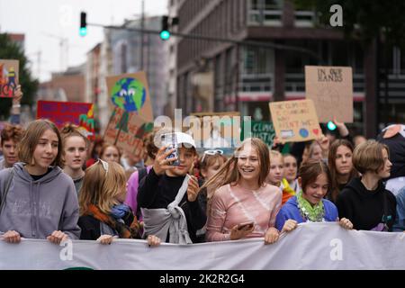 Hambourg, Allemagne. 23rd septembre 2022. Les participants à la grève mondiale du climat du vendredi pour l'avenir (FFF) font une démonstration au centre-ville. Credit: Marcus Brandt/dpa/Alay Live News Banque D'Images