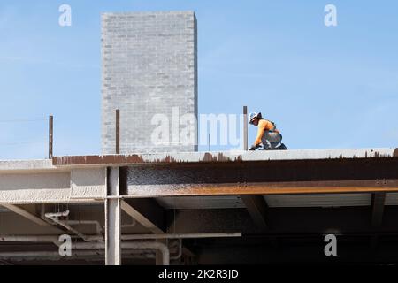 Ronkonkoma, New York, États-Unis. 21st septembre 2022. 21 septembre 2022: Ronkonkoma, New York, États-Unis: Les équipes de construction travaillent à la construction d'un nouveau complexe d'appartements de banlieue multi-famille, juste à côté du centre de transit pour le chemin de fer de long Island. (LIRR) la construction de maisons a considérablement ralenti à mesure que la Réserve fédérale a augmenté les taux d'intérêt pour dompter l'inflation, augmentant le coût de l'obtention d'un prêt hypothécaire ou de construction. Les États-Unis et New York sont confrontés à une pénurie majeure de logements, avec des prix de logement records et des générations plus jeunes comme la génération y et la génération Z étant priées hors de homeachèt enti Banque D'Images