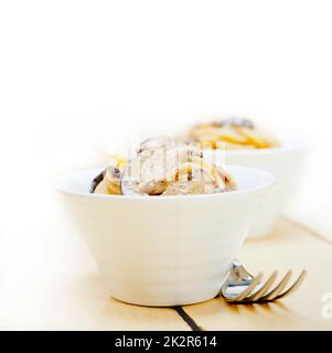 Les pâtes spaghetti italien et les champignons Banque D'Images