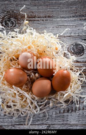 Composition avec cinq œufs de poulet sur le bois Banque D'Images