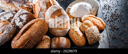 Assortiment de produits de boulangerie, y compris pains et petits pains Banque D'Images