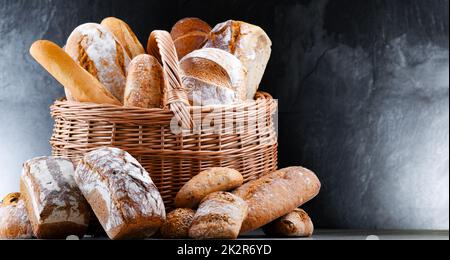 Panier en osier avec assortiment de produits de boulangerie Banque D'Images