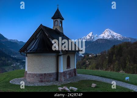 Aube à la chapelle Kirchleitn en face de la montagne Watzmann, Berchtesgaden, Allemagne Banque D'Images