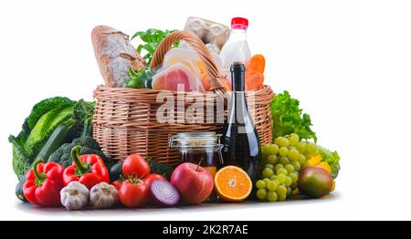 Panier en osier avec assortiment de produits d'épicerie Banque D'Images