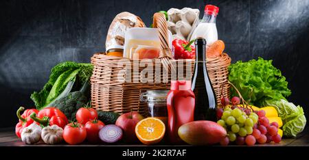 Panier en osier avec assortiment de produits d'épicerie Banque D'Images