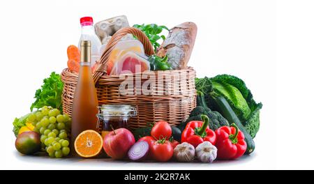 Panier en osier avec assortiment de produits d'épicerie Banque D'Images
