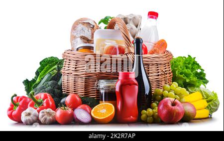 Panier en osier avec assortiment de produits d'épicerie Banque D'Images