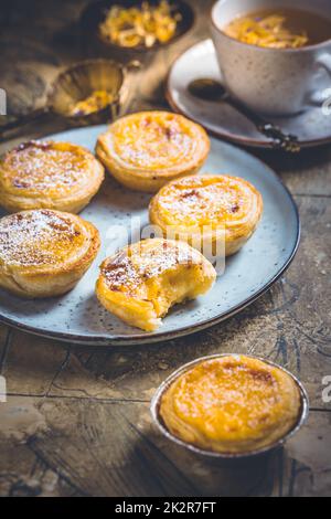 Pastel de nata - pâte traditionnelle portugaise à tarte aux œufs et à la crème anglaise Banque D'Images
