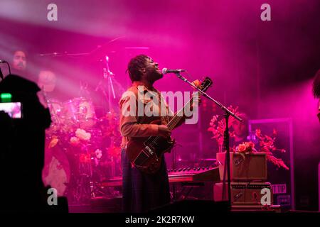 Michael Kiwanuka fait les titres de la Mountain Stage le quatrième jour du Green Man Festival 2022 au pays de Galles, au Royaume-Uni. Photo : Rob Watkins/Alamy Banque D'Images