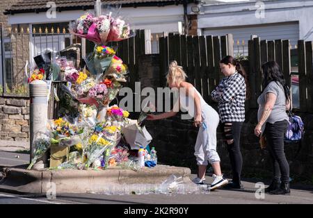 Les gens posent des hommages floraux sur la scène de Woodhouse Hill, à Huddersfield, où Khayri McLean, jeune garçon de 15 ans, a été mortellement poignardé devant les portes de son école. Date de la photo: Vendredi 23 septembre 2022. Banque D'Images