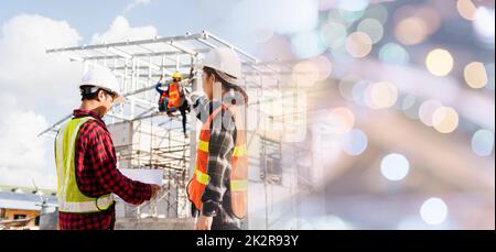 Retour deux architectes et client discutant aider à créer un plan avec le projet de construction de maison sur le site de construction Banque D'Images