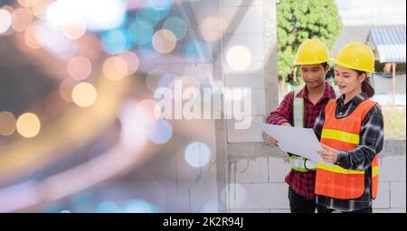 Architecte et client discutant du plan avec le plan du bâtiment sur le chantier de construction Banque D'Images