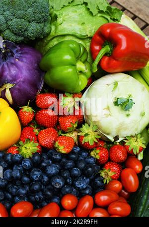 Fruits et légumes frais et sains sur une table en bois Banque D'Images