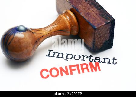 Stamp confirmer sur texte important Banque D'Images