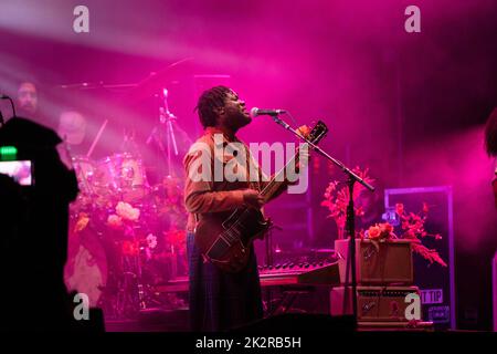 Michael Kiwanuka fait les titres de la Mountain Stage le quatrième jour du Green Man Festival 2022 au pays de Galles, au Royaume-Uni. Photo : Rob Watkins/Alamy Banque D'Images