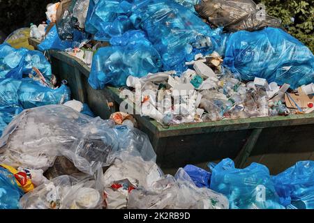 Plein, débordant des poubelles Banque D'Images
