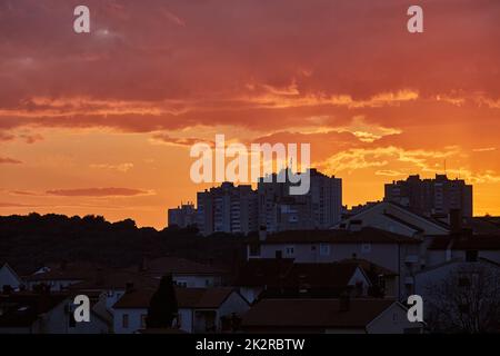 Coucher du Soleil vue urbaine, crimson sky Banque D'Images