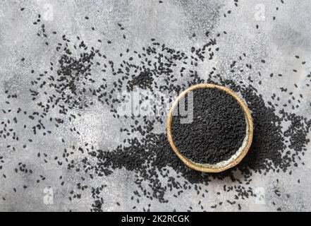 Épices indiennes graines de cumin noir (nigella sativa ou kalonji) dans bol vue de dessus Banque D'Images