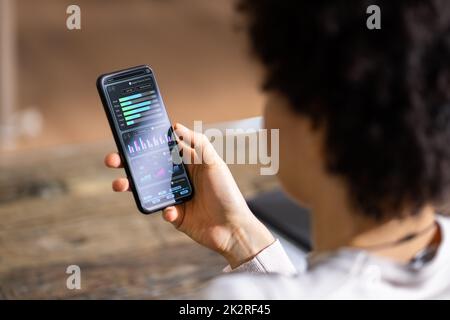 Conseiller africain utilisant le tableau de bord KPI Banque D'Images