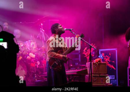 Michael Kiwanuka fait les titres de la Mountain Stage le quatrième jour du Green Man Festival 2022 au pays de Galles, au Royaume-Uni. Photo : Rob Watkins/Alamy Banque D'Images