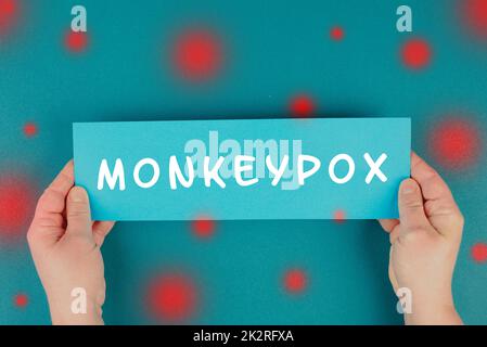 Le mot monkeypox se trouve sur un article, l'épidémie du virus MPXV, la propagation de maladies infectieuses Banque D'Images