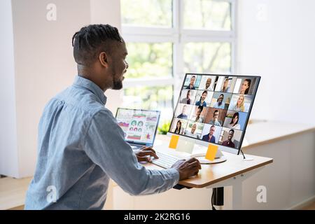 Réunion virtuelle de vidéoconférence en ligne sur plusieurs écrans Banque D'Images