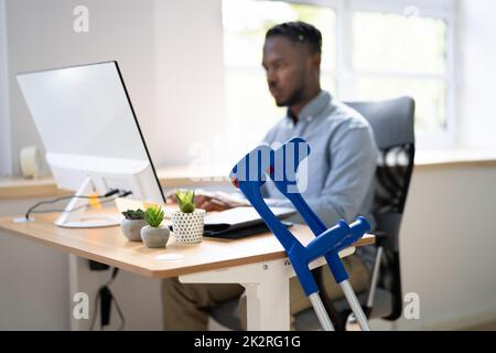 Jeune travailleur blessé au bureau après un accident Banque D'Images