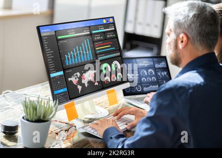 Analyste de données utilisant l'ICP d'analyse de données Banque D'Images