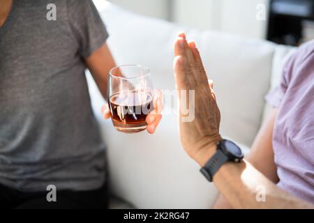 Arrêtez de boire de l'alcool. Refuser le verre de whisky Banque D'Images