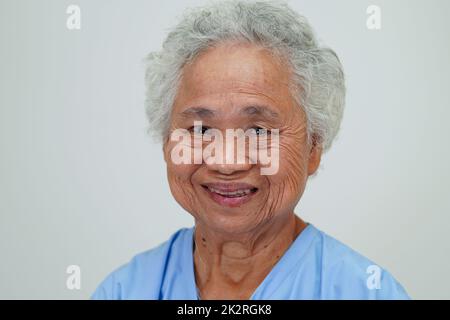 Asian elder senior woman patient sitting and smile face with happy on bed in hospital. Banque D'Images