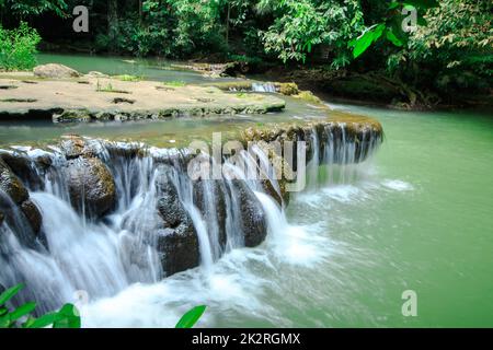 Cascades dans la petite nature dans les forêts de la Thaïlande Banque D'Images