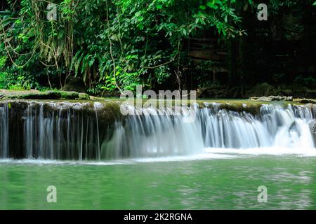 Cascades dans la petite nature dans les forêts de la Thaïlande Banque D'Images